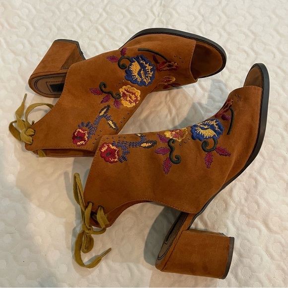 Mari A. ‘Alicia’ Embroidered Floral Heel Women’s Size 10M Faux Suade Fall - Picture 6 of 8